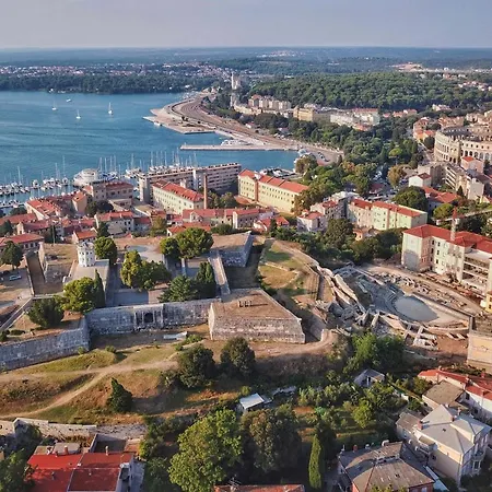 Candler's Old Town Pula